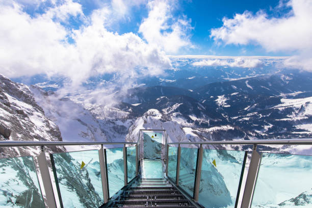 spektakularny alpejski widok ze schodami donikąd na ośnieżonym szczycie dachstein, schladming, styria, austria - snow ski zdjęcia i obrazy z banku zdjęć