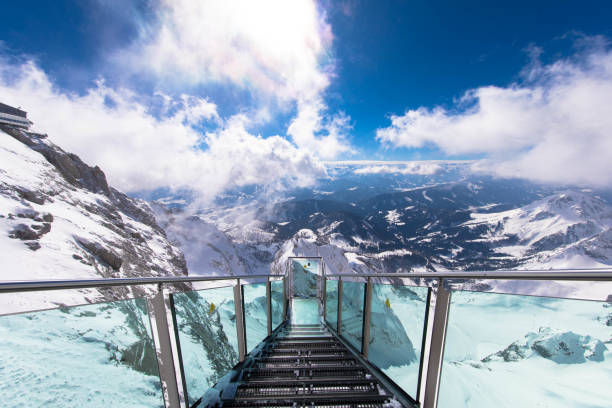 spektakularny alpejski widok ze schodami donikąd na ośnieżonym szczycie dachstein, schladming, styria, austria - skiing winter snow mountain zdjęcia i obrazy z banku zdjęć