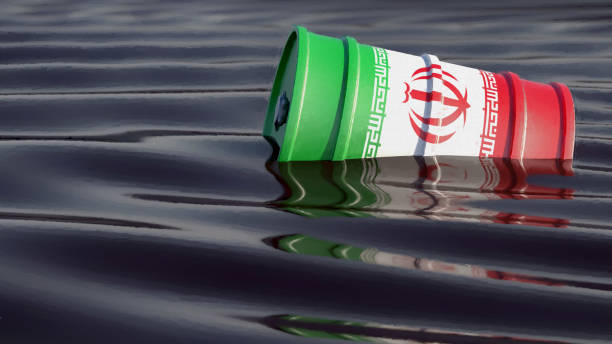 bęben olejowy z flagą narodową iranu pływający w oceanie czarnej ropy. renderowanie 3d - iranian flag zdjęcia i obrazy z banku zdjęć
