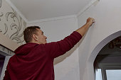 entfernen-sie-alte-tapeten-mit-einem-spatel-von-der-wand-vorbereitung-auf-die-renovierung-des.jpg?b=1&s=170x170&k=20&c=ML8evZS-43um_HtBSnfg8UOAzj5u6fkBFdMPFYPku-4=
