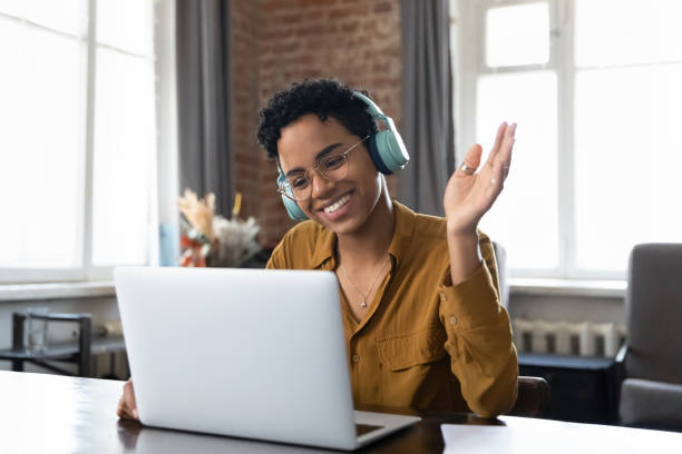 joyeuse fille hipster afro-américaine heureuse dans des écouteurs et des lunettes - domestic car audio photos et images de collection