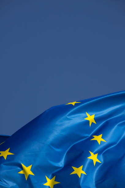 배경에 아름다운 푸른 하늘과 바람에 유럽 국기. 텍스트를 배치할 위치 - european union flag european community flag europe 뉴스 사진 이미지