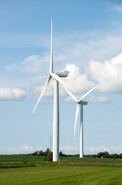 dwie turbiny wiatrowe w esbjerg dania - esbjerg zdjęcia i obrazy z banku zdjęć