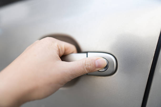istock Female hands opening the car door 1386486741
