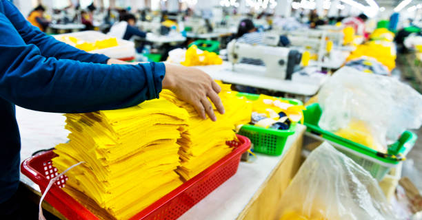 fabbrica di abbigliamento di dimensioni industriali in cina - sewing textile garment industry foto e immagini stock