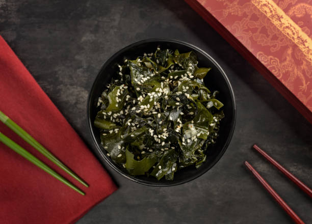 ensalada de algas wakame. - wakame salad fotografías e imágenes de stock