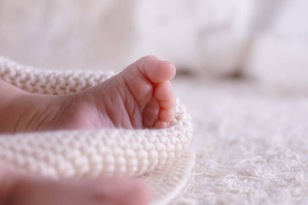 pies de bebé recién nacidos sobre manta blanca - party newborn baby hospital fotografías e imágenes de stock