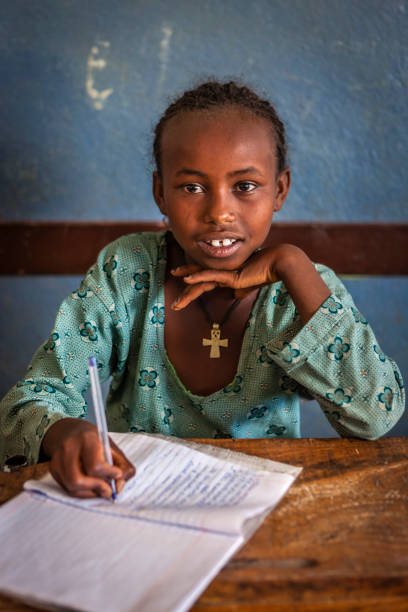 african little girl is learning english language - education blackboard africa youth culture imagens e fotografias de stock