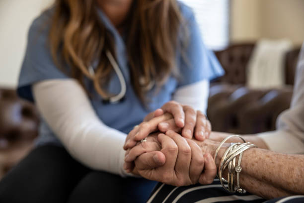 assistenza sanitaria a domicilio - personale sanitario foto e immagini stock