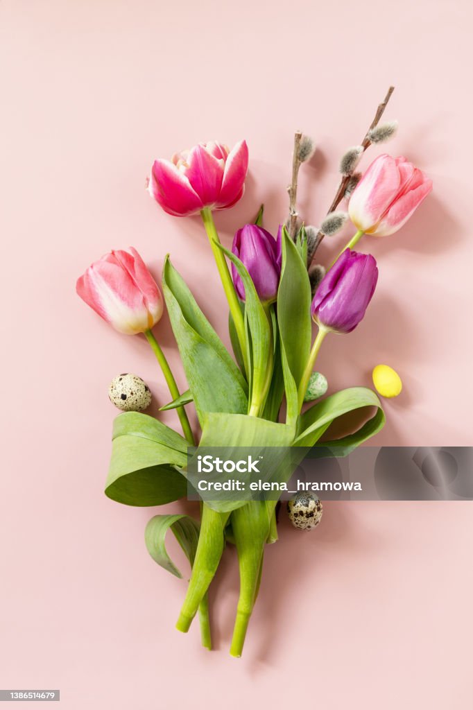 Easter composition with colorful Easter eggs and spring flowers tulips over pink background. Spring and Easter holiday concept. Top view flat lay. - 免版稅復活節圖庫照片