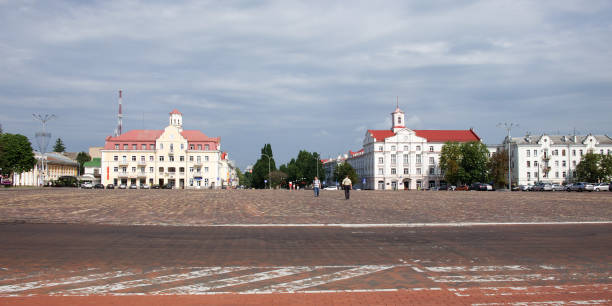 kilku pieszych na placu czerwonym w centrum czernihowa. pochmurne niebo nad miastem. - czernichów zdjęcia i obrazy z banku zdjęć