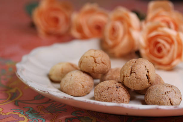 foco seletivo em biscoitos amaretti caseiros - cake afternoon tea italian culture biscotti - fotografias e filmes do acervo