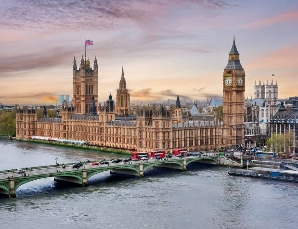 londoner stadtbild mit houses of parliament und big ben tower bei sonnenuntergang, uk - england cathedral church architecture stock-fotos und bilder