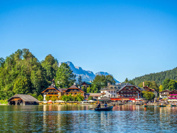 panoramablick über den königssee in den berchtesgadener alpen - konigsee stock-fotos und bilder