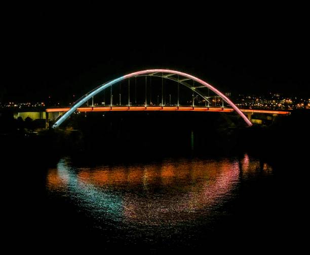 John Seigenthaler Pedestrian Bridge Nashville Downtown nightlife and John Seigenthaler Pedestrian Bridge nashville tennessee bridge stock pictures, royalty-free photos & images