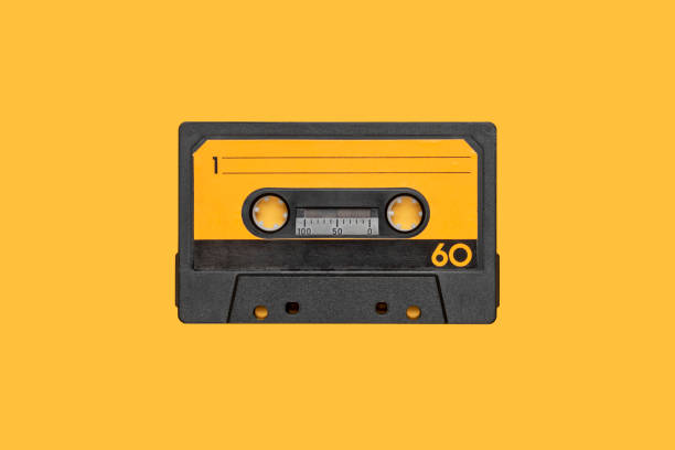 오렌지 배경에 고립 된 빈티지 카세트 오디오 테이프 루프 - 1970s style audio 뉴스 사진 이미지