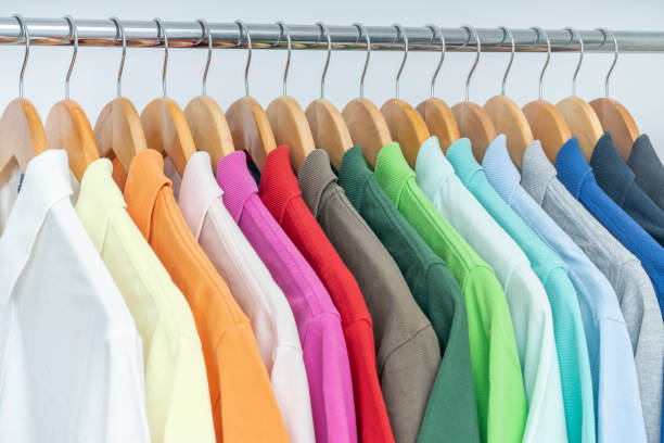 랙, 옷장, 옷장, 탈의실 또는 상점에 매달려있는 다채로운 폴로 셔츠를 조직했습니다. 판매 및 쇼핑 개념. 여름 남성복 컬렉션. - polo shirt shirt clothing textile 뉴스 사진 이미지