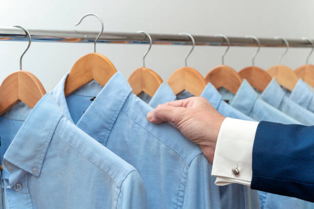mano elegante uomo scegliere camicia dal guardaroba in camerino. - hanging clothesline businessman people foto e immagini stock