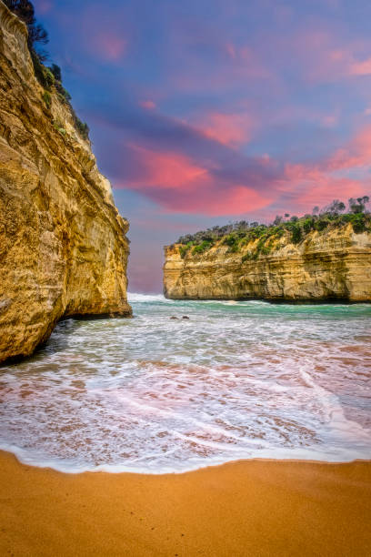 ущелье лох-ард на великой океанской дороге - landscape twelve apostles sea rocks sea rock стоковые фото и изображения