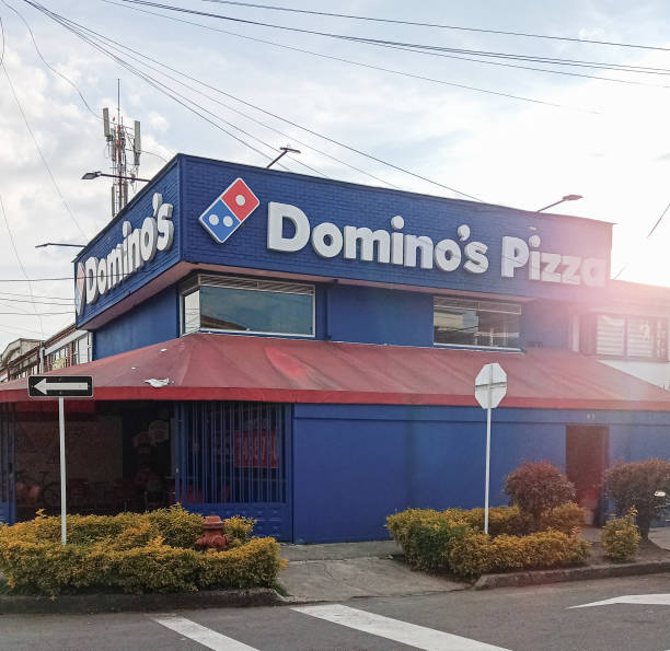 domino's pizza situato nella città di bogotá. - dominos pizza foto e immagini stock