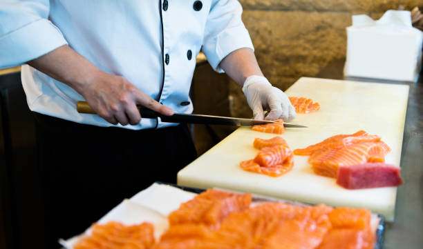 primer plano del chef japonés haciendo sashimi - sushi restaurant fish japanese culture fotografías e imágenes de stock