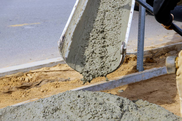 camion di cemento con cemento versato durante la strada residenziale - mescolatore di cemento foto e immagini stock