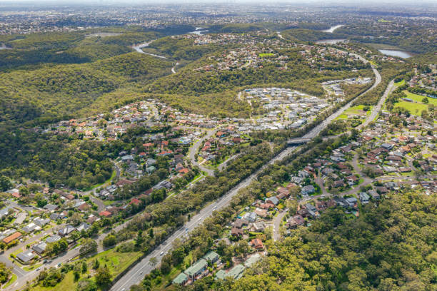 vue aérienne au-dessus de la banlieue de menai dans le comté de sutherland, sydney, australie en direction d’alfords point et d’illawong - aircraft point of view photos et images de collection