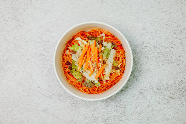 조림연은 쫄깃함이 특징인 두꺼운 밀가루 국수를 말합니다. 보통 오이, 양배추, 콩나물을 얹고 테이블에 고추장(붉은 칠리 페이스트) 소스를 섞어 넣습니다. - prepared shrimp skewer rice prepared fish 뉴스 사진 이미지