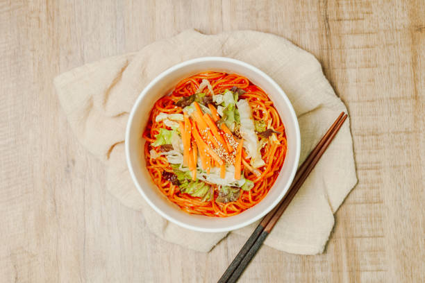 jjolmyeon se refiere a fideos de harina gruesa caracterizados por su masticabilidad. por lo general, se cubre con pepino, repollo y brotes de frijoles y se mezcla con una salsa gochujang (pasta de chile rojo) en la mesa. - prepared shrimp skewer rice prepared fish fotografías e imágenes de stock