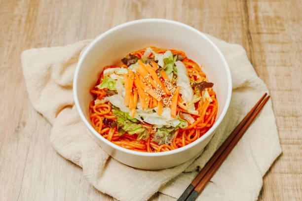 jjolmyeon se refiere a fideos de harina gruesa caracterizados por su masticabilidad. por lo general, se cubre con pepino, repollo y brotes de frijoles y se mezcla con una salsa gochujang (pasta de chile rojo) en la mesa. - prepared shrimp skewer rice prepared fish fotografías e imágenes de stock