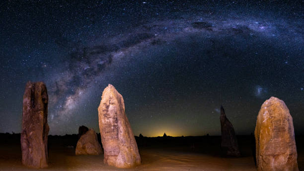 ascenso de la vía láctea en el desierto de pinnacles australia occidental - nambung national park fotografías e imágenes de stock