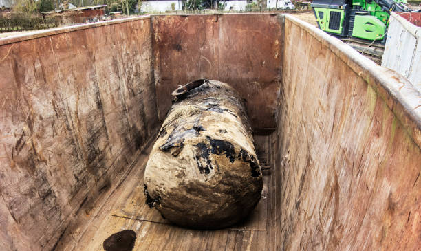 le réservoir de sol excavé pendant l’assainissement du sol est temporairement stocké dans un conteneur en fer pour une élimination appropriée ultérieure - intermediate photos et images de collection