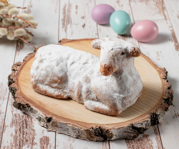 easter sweet lamb cake, eggs and willow - paastaart stockfoto's en -beelden