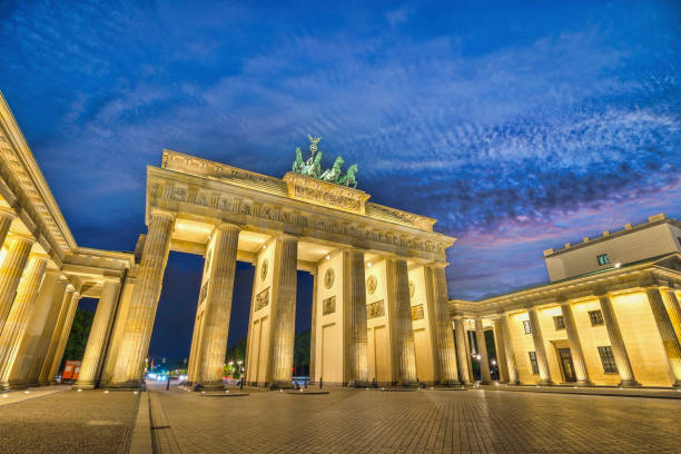 berlín alemania, horizonte de la ciudad de noche en la puerta de brandenburgo (brandenburger tor) - brandenburg gate berlin germany germany night fotografías e imágenes de stock