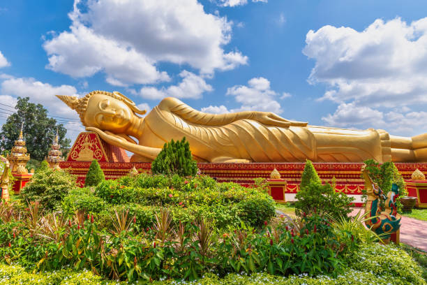 vientiane laos, leżący posąg buddy w wat pha that luang - reclining buddha zdjęcia i obrazy z banku zdjęć
