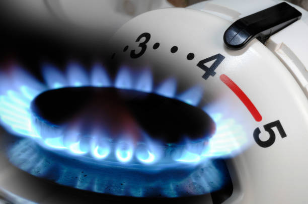 aumento dei costi energetici con il prezzo del gas e il riscaldamento - crisis house burning color image foto e immagini stock