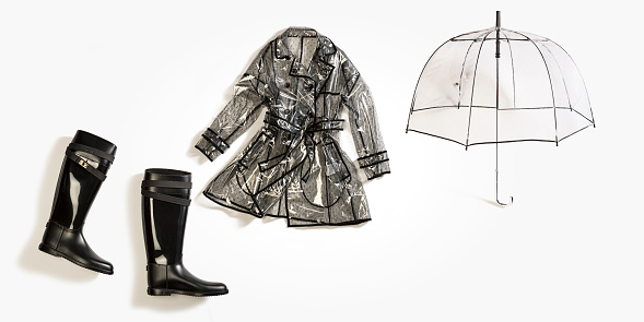 Bota de lluvia negra de moda, impermeable transparente con paraguas photo