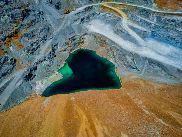 キプロスの浸水したモスフィロティ採石場のドローン航空写真、銅鉱山近くの緑の湖、採石場 - underwater mine ストックフォトと画像