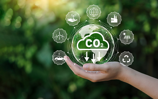 Reducir el concepto de emisiones de CO2 de la mano para el medio ambiente, el calentamiento global, el desarrollo sostenible y los negocios verdes basados en energías renovables. photo
