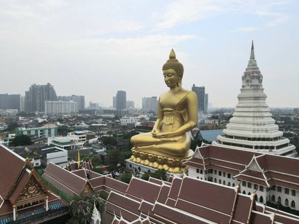 bangkok, tailandia 20 marzo 2022: vista ad alto angolo di luang por to e phra maha chedi maha ratchamongkhon a wat paknam phasi charoen - wat maha that foto e immagini stock