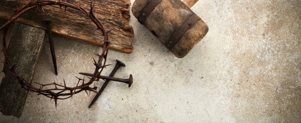 kreuzigung jesu christi. kreuz mit drei nägeln und dornenkrone auf dem boden - cross nail wood resurrection stock-fotos und bilder