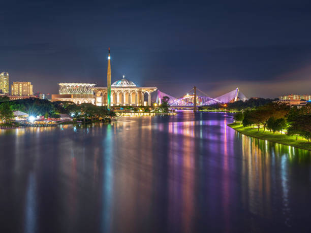 putrajaya moschea di ferro vista notturna - selangor state foto e immagini stock