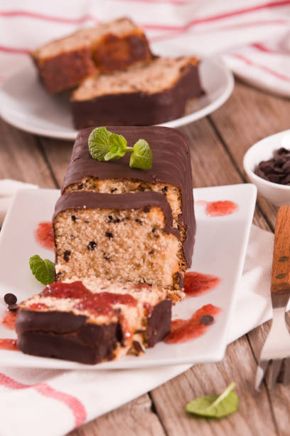 istock Sponge cake with chocolate frosting. 1386682361