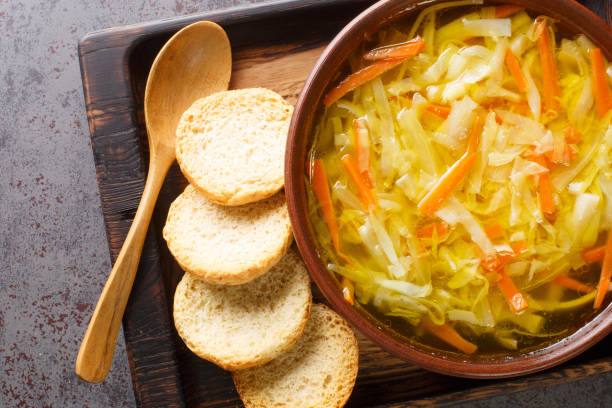 vegetarische gemüse-julienne-suppe mit toast aus nächster nähe in einer schüssel serviert. horizontale draufsicht - parsnip vegetable winter food stock-fotos und bilder