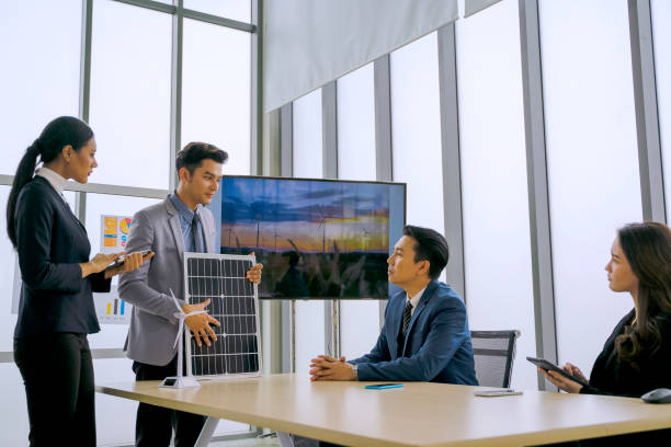 従業員は持続可能なエネルギーについて会合を開いている。 - solar panel engineer solar power station solar energy ストックフォトと画像