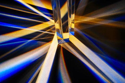 Prismas triangulares de vidrio dispersión de la luz photo