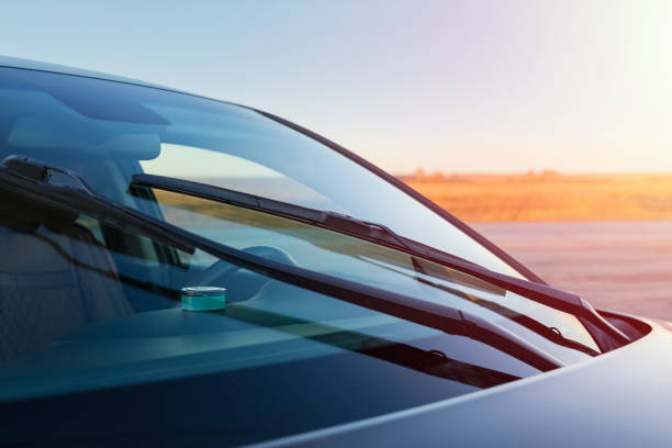 escovas de para-brisas de carro. o conceito de produtos de limpeza, polimento de vidro - windshield - fotografias e filmes do acervo