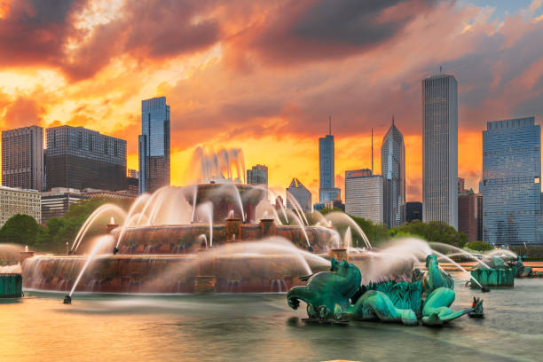 chicago, illinois, usa skyline and fountain - grant park stok fotoğraflar ve resimler