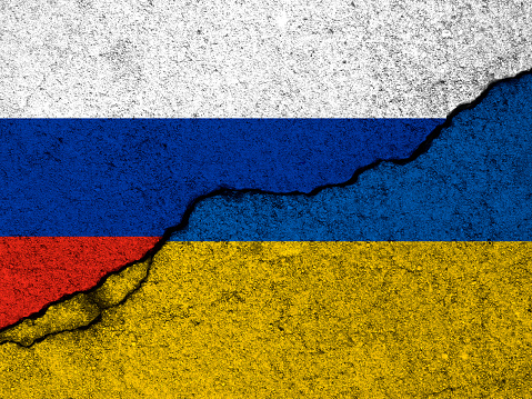 Banderas de Rusia y Ucrania. Crisis de guerra, conflicto político. Fondo de pared de hormigón agrietado photo