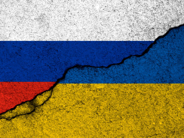 banderas de rusia y ucrania. crisis de guerra, conflicto político. fondo de pared de hormigón agrietado - ukraine war fotografías e imágenes de stock